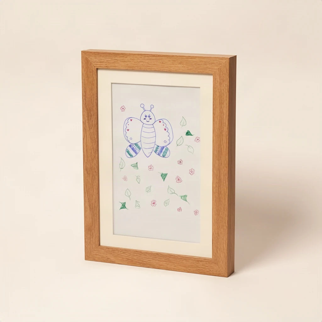 Cadre à Dessins Montessori en Bois sur fond clair