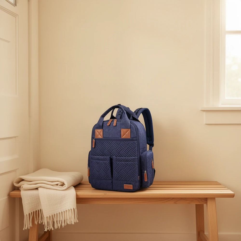 Sac à dos à langer imperméable avec poche isotherme posé sur un banc dans une entrée