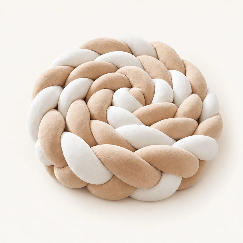 Tresse de lit 3 brins blanche & beige enroulée, sur fond clair