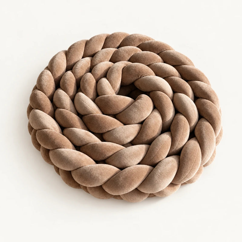 Tresse de lit 3 brins marron enroulée, sur fond clair