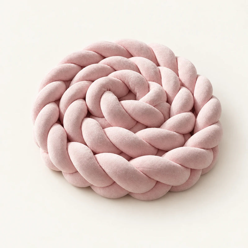 Tresse de lit 3 brins rose enroulée, sur fond clair