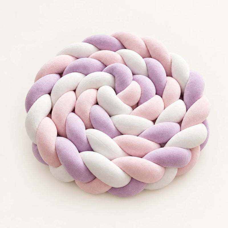 Tresse de lit 3 brins tricolore douceur lavande enroulée, sur fond clair