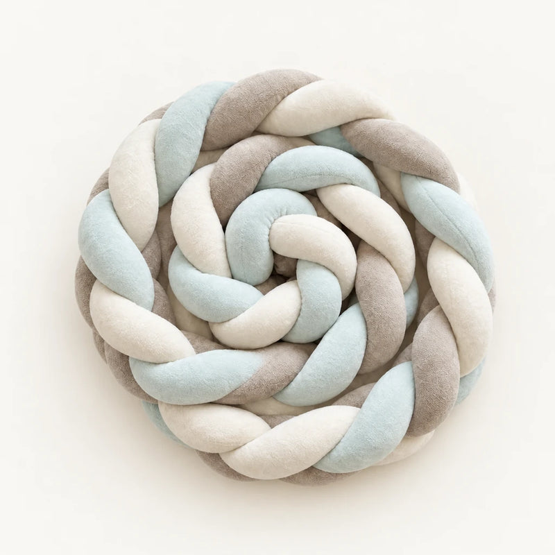Tresse de lit 3 brins tricolore petit nuage enroulée, sur fond clair