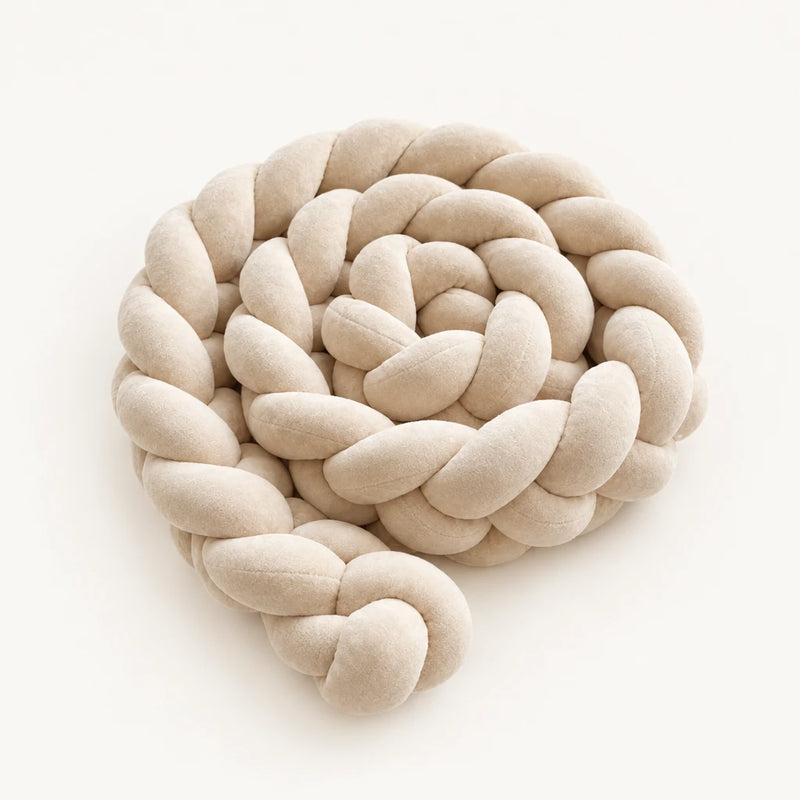 Tresse de lit à 4 brins beige enroulée, sur fond clair
