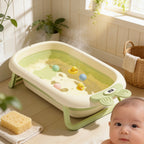 Baignoire bébé pliable avec thermomètre intégré Juste Tiède en situation dans la salle de bain, ambiance cosy