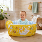 Baignoire bébé gonflable à vidange Petit Océan en situation dans la salle de bain, ambiance cosy