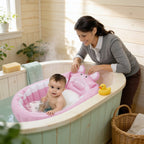 Baignoire bébé gonflable avec pompe Petit Nuage en situation dans la salle de bain, ambiance cosy