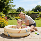 Baignoire bébé gonflable de voyage en situation dans la salle de bain, ambiance cosy