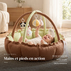 Bébé allongé sur le dos qui attrape un jouet suspendu : Arche d'éveil avec tapis 2 en 1