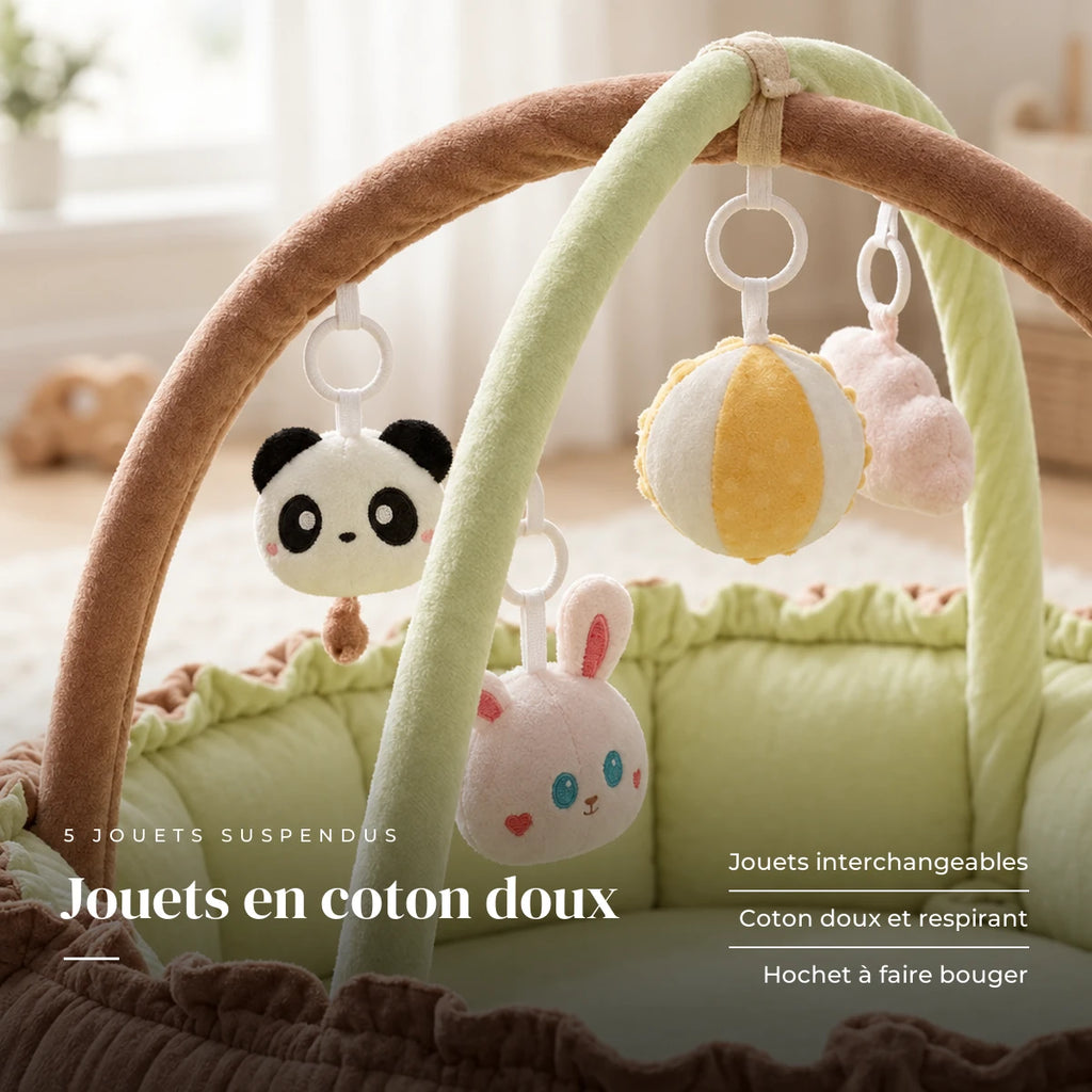 Gros plan sur les jouets suspendus : Arche d'éveil avec tapis 2 en 1