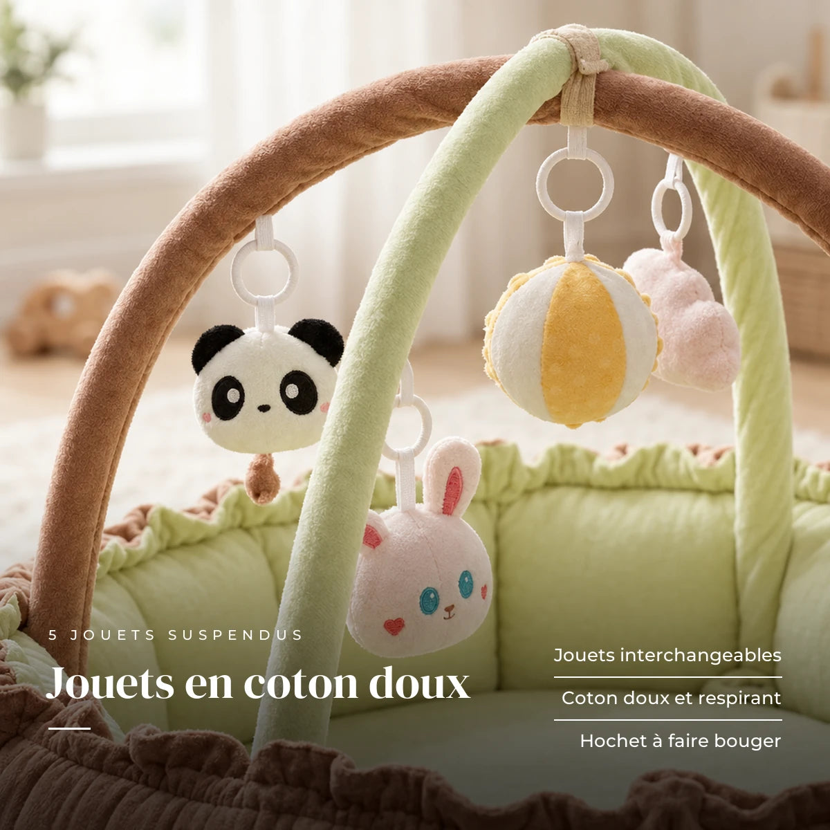 Gros plan sur les jouets suspendus : Arche d'éveil avec tapis 2 en 1