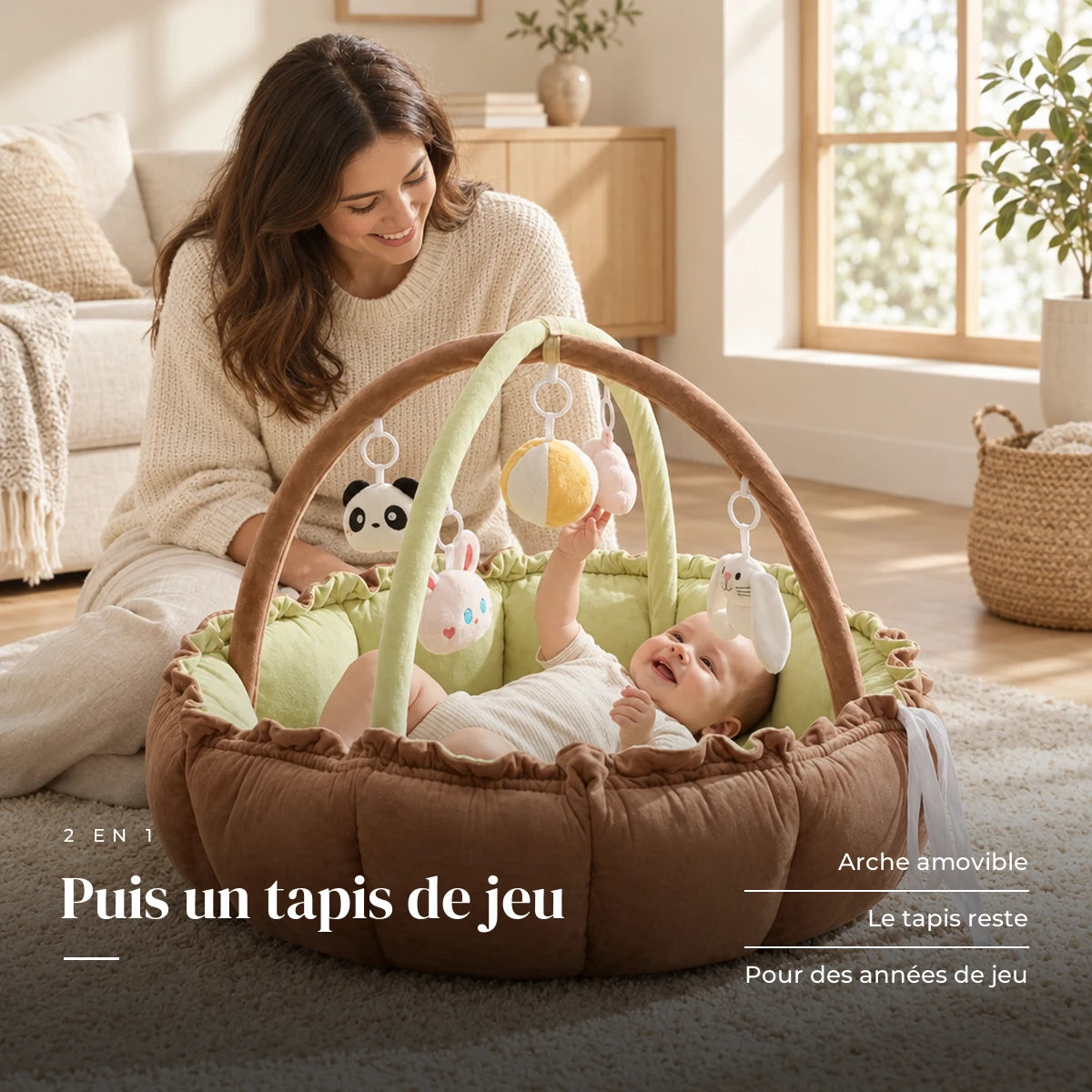 Un parent regarde son bébé jouer : Arche d'éveil avec tapis 2 en 1