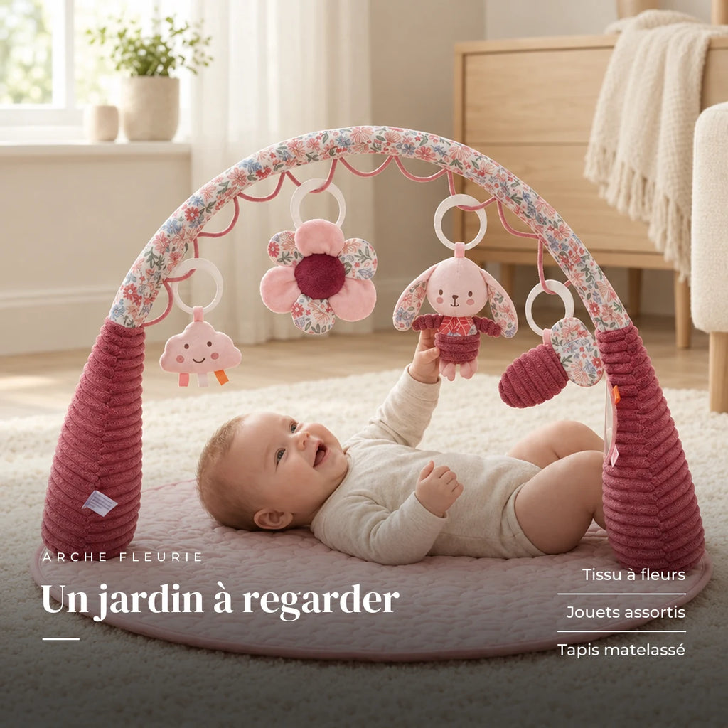 Bébé allongé sur le dos qui attrape un jouet suspendu : Arche d'éveil avec tapis - Jardin Secret