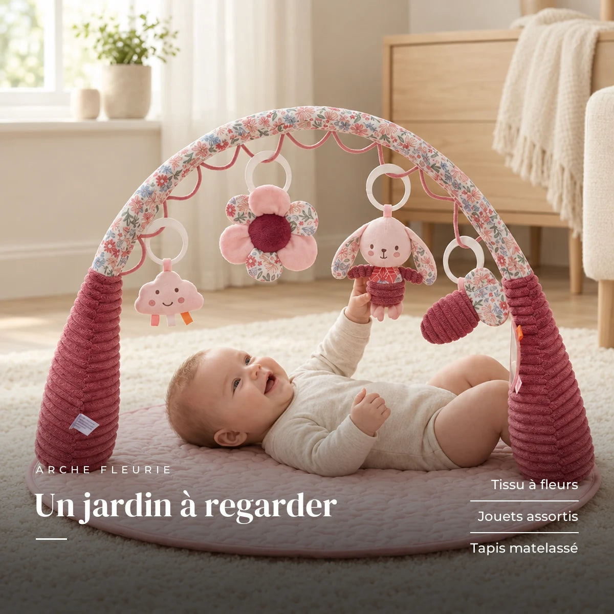 Bébé allongé sur le dos qui attrape un jouet suspendu : Arche d'éveil avec tapis - Jardin Secret