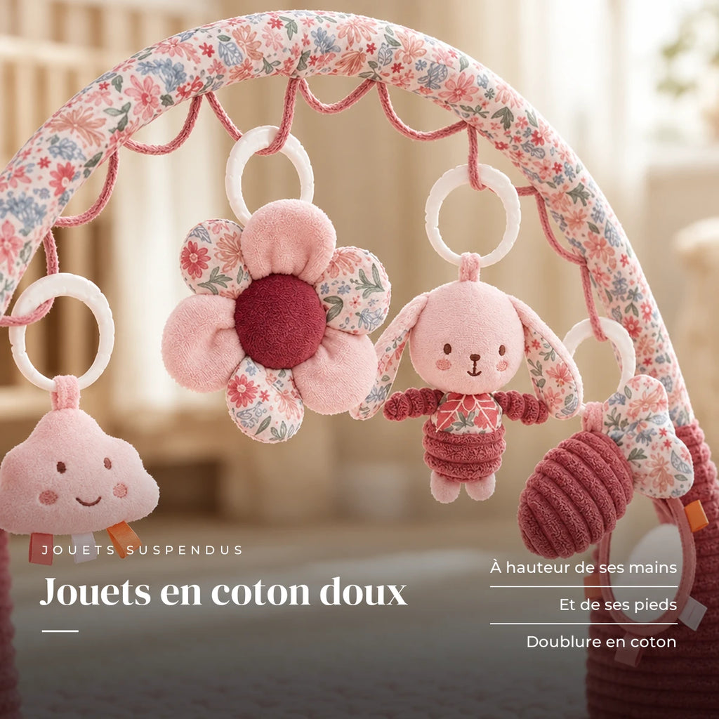 Gros plan sur les jouets suspendus : Arche d'éveil avec tapis - Jardin Secret