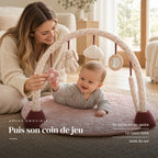 Un parent regarde son bébé jouer : Arche d'éveil avec tapis - Jardin Secret