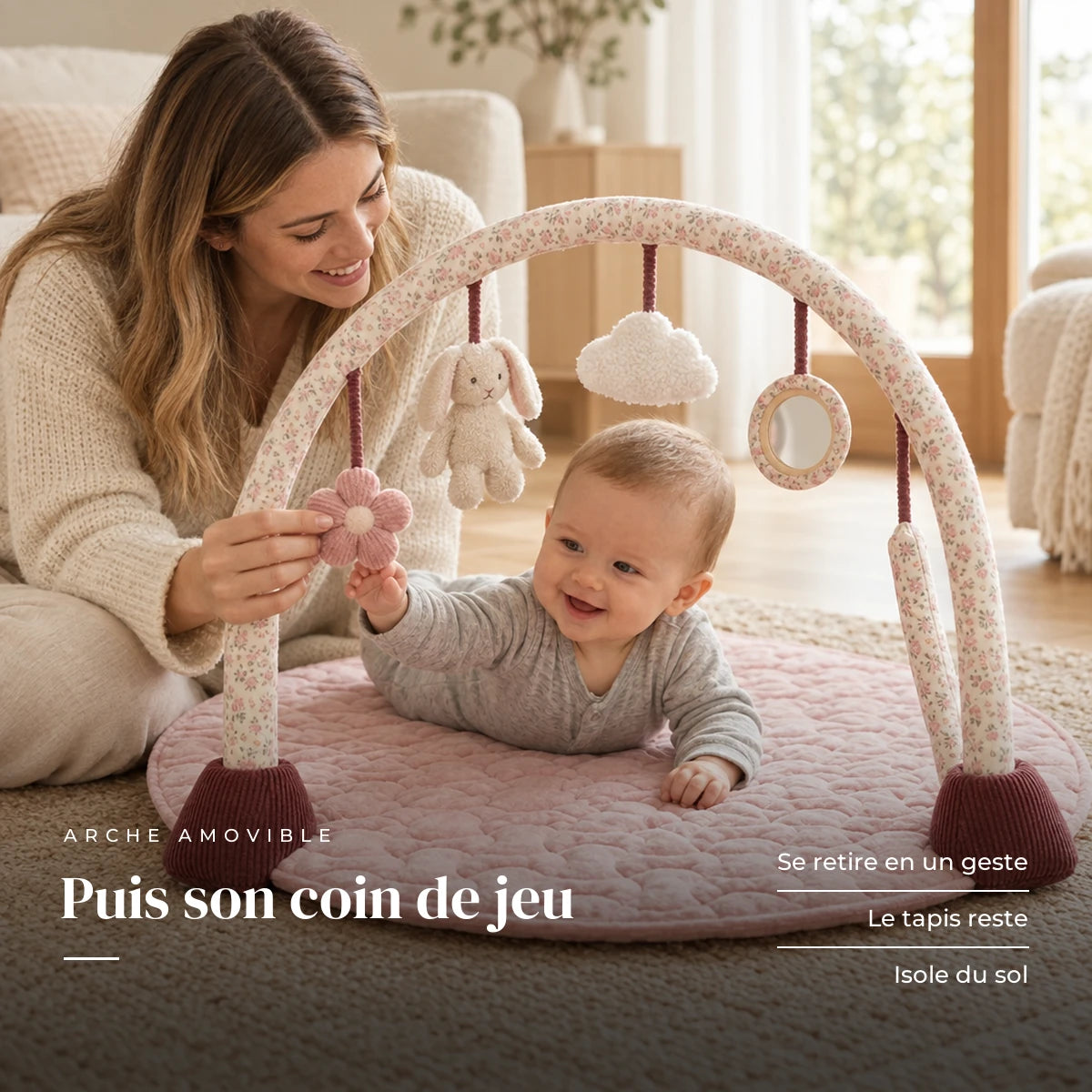 Un parent regarde son bébé jouer : Arche d'éveil avec tapis - Jardin Secret