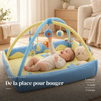 Bébé allongé sur le dos qui attrape un jouet suspendu : Arche d'Éveil avec Tapis Rectangulaire