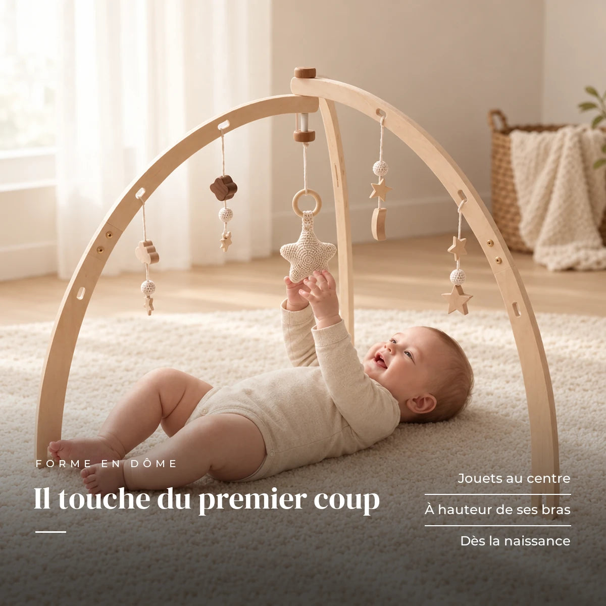 Bébé allongé sur le dos qui attrape un jouet suspendu : Arche d'Éveil Dôme en Bois