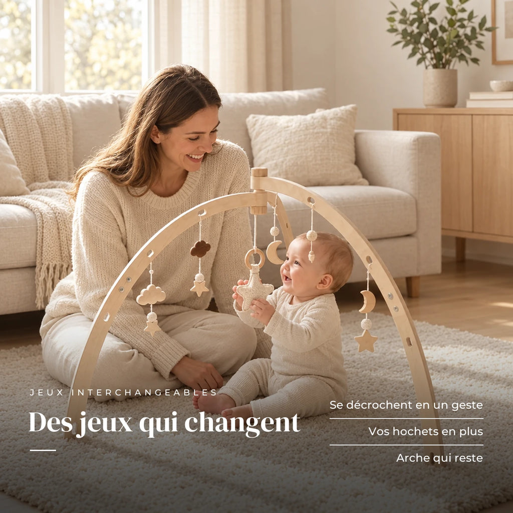 Un parent regarde son bébé jouer : Arche d'Éveil Dôme en Bois