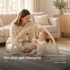 Un parent regarde son bébé jouer : Arche d'Éveil Dôme en Bois