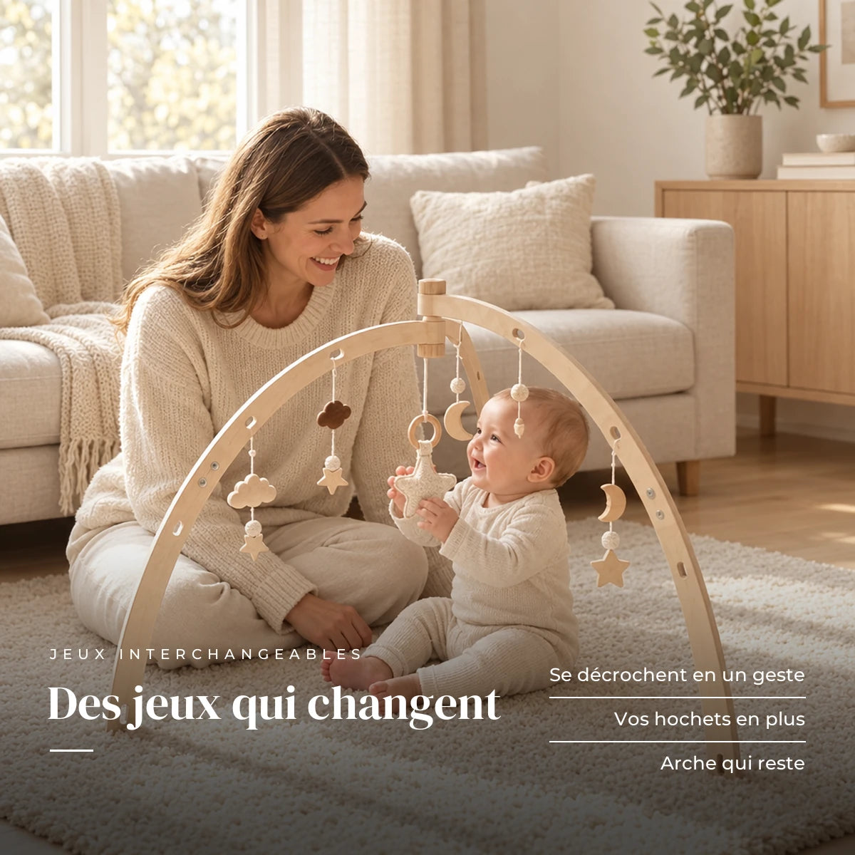 Un parent regarde son bébé jouer : Arche d'Éveil Dôme en Bois