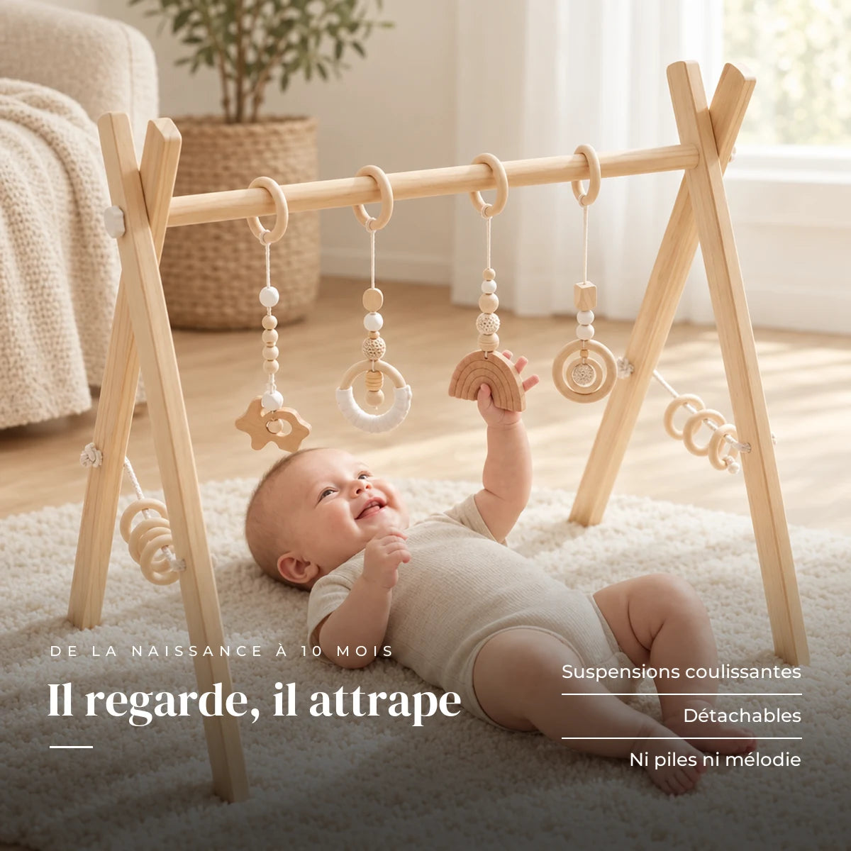 Bébé allongé sur le dos qui attrape un jouet suspendu : Arche d'éveil en bois