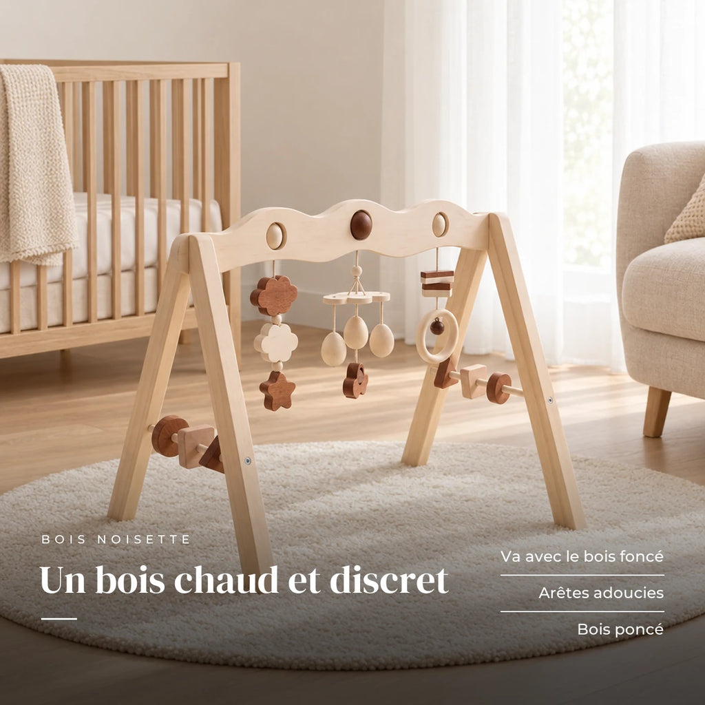 Arche d'éveil en bois - Bois marron dans une chambre de bébé claire