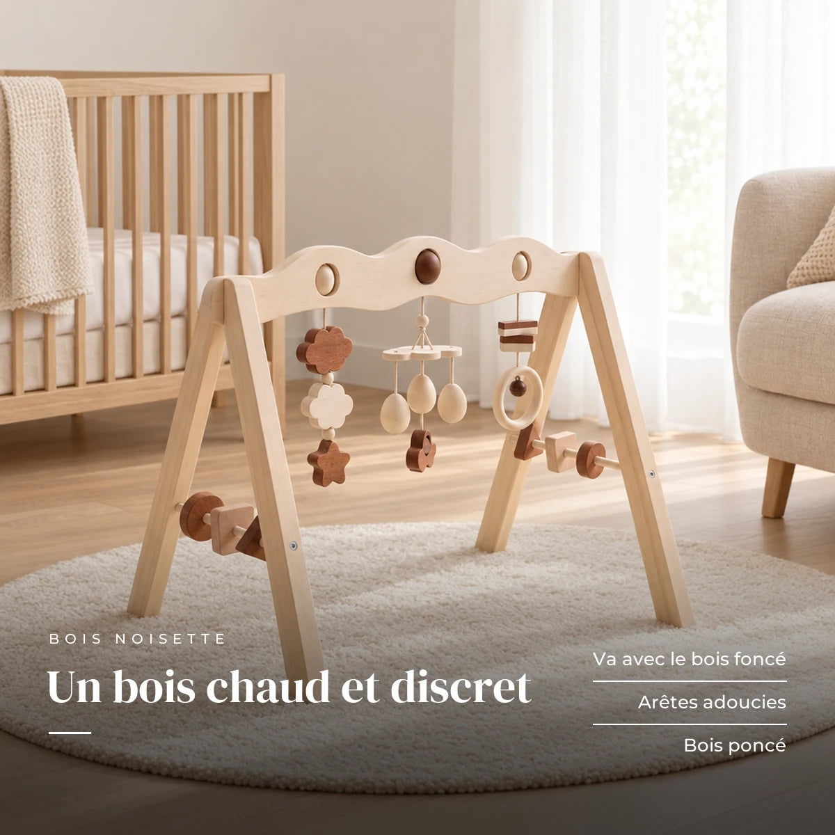Arche d'éveil en bois - Bois marron dans une chambre de bébé claire