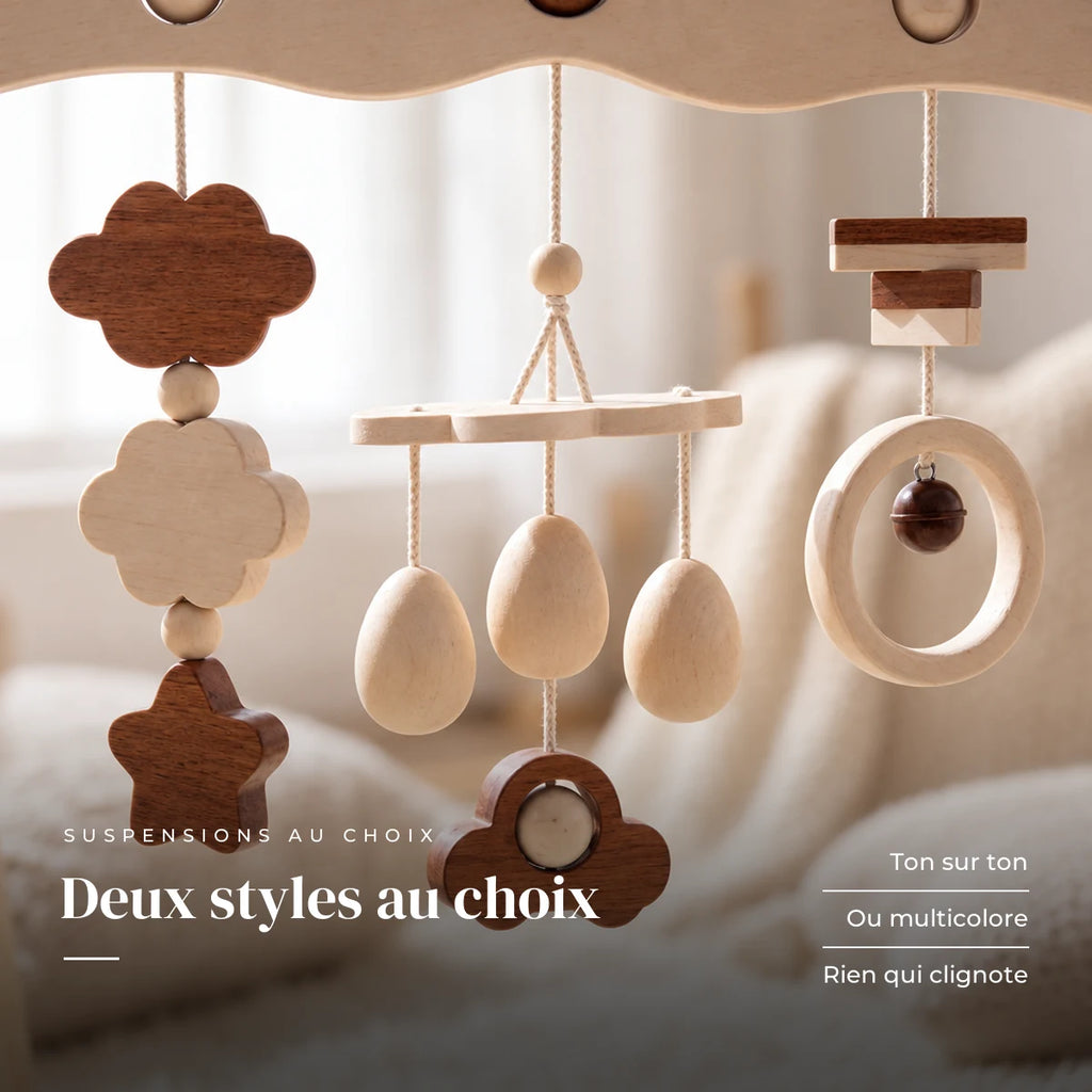 Gros plan sur les jouets suspendus : Arche d'éveil en bois - Bois marron