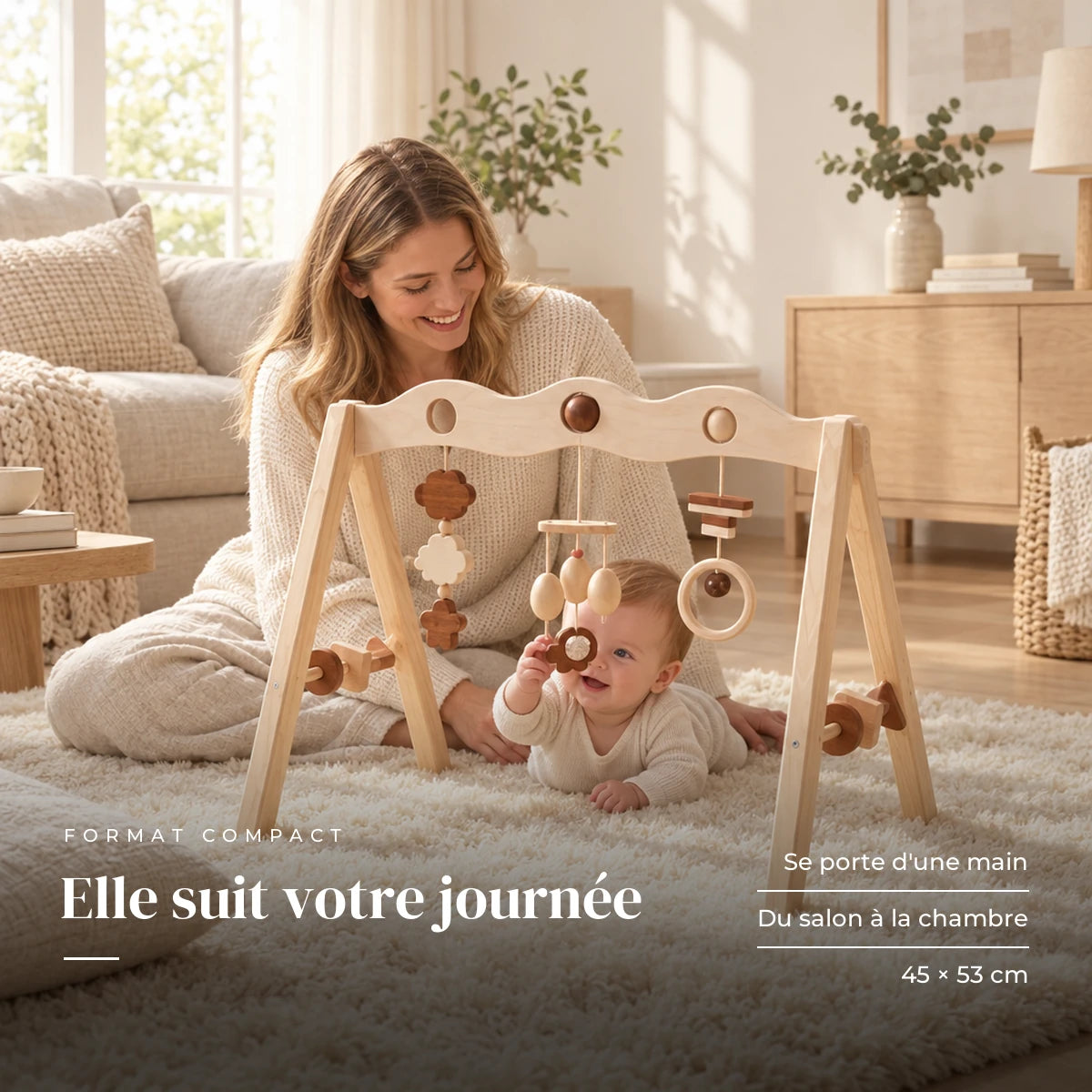 Un parent regarde son bébé jouer : Arche d'éveil en bois - Bois marron