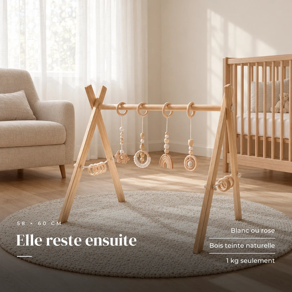 Arche d'éveil en bois dans une chambre de bébé claire