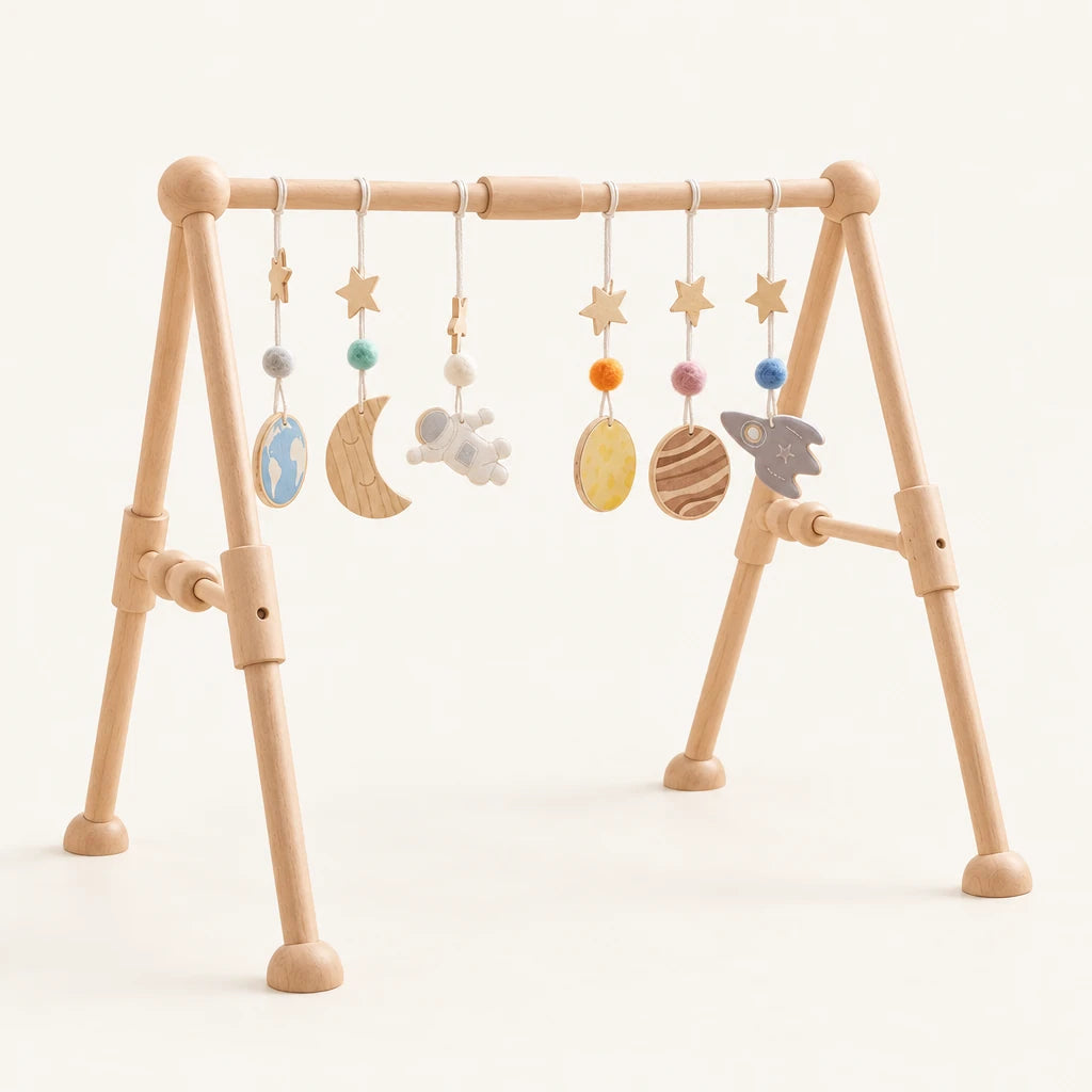 Arche d'éveil en bois clair, motif espace, sur fond clair