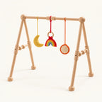Arche d'éveil en bois clair, motif lune, sur fond clair