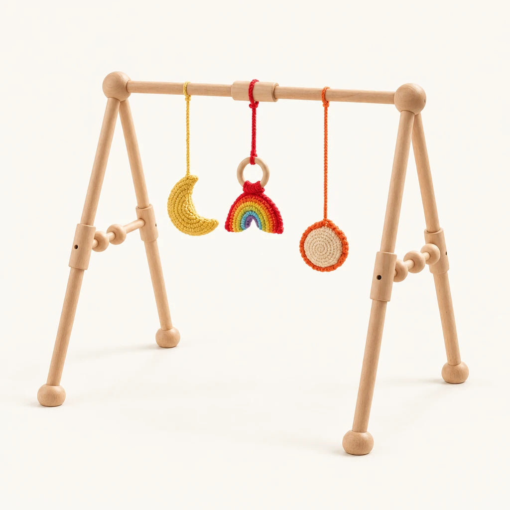 Arche d'éveil en bois clair, motif lune, sur fond clair