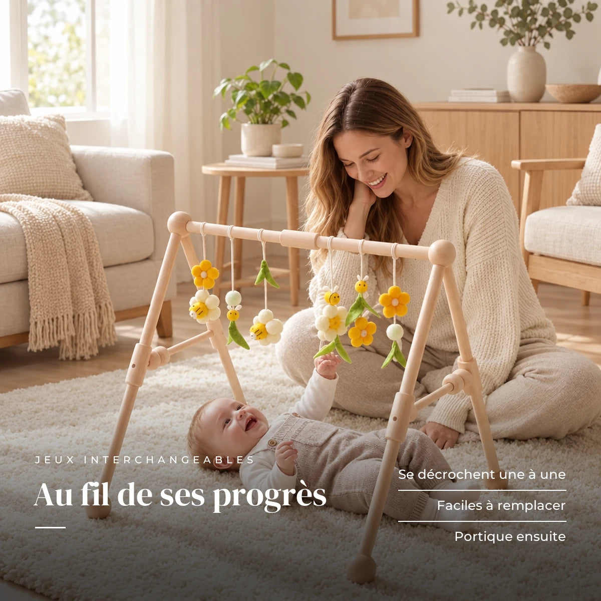 Un parent regarde son bébé jouer : Arche d'éveil en bois clair