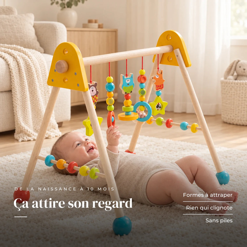 Bébé allongé sur le dos qui attrape un jouet suspendu : Arche d'éveil en bois - Jouets Colorés