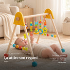 Bébé allongé sur le dos qui attrape un jouet suspendu : Arche d'éveil en bois - Jouets Colorés