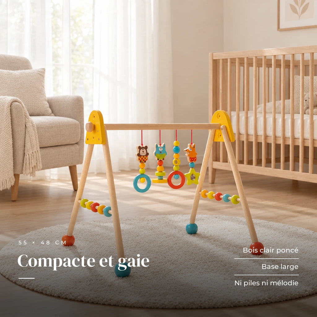 Arche d'éveil en bois - Jouets Colorés dans une chambre de bébé claire