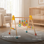 Arche d'éveil en bois - Jouets Colorés dans une chambre de bébé claire
