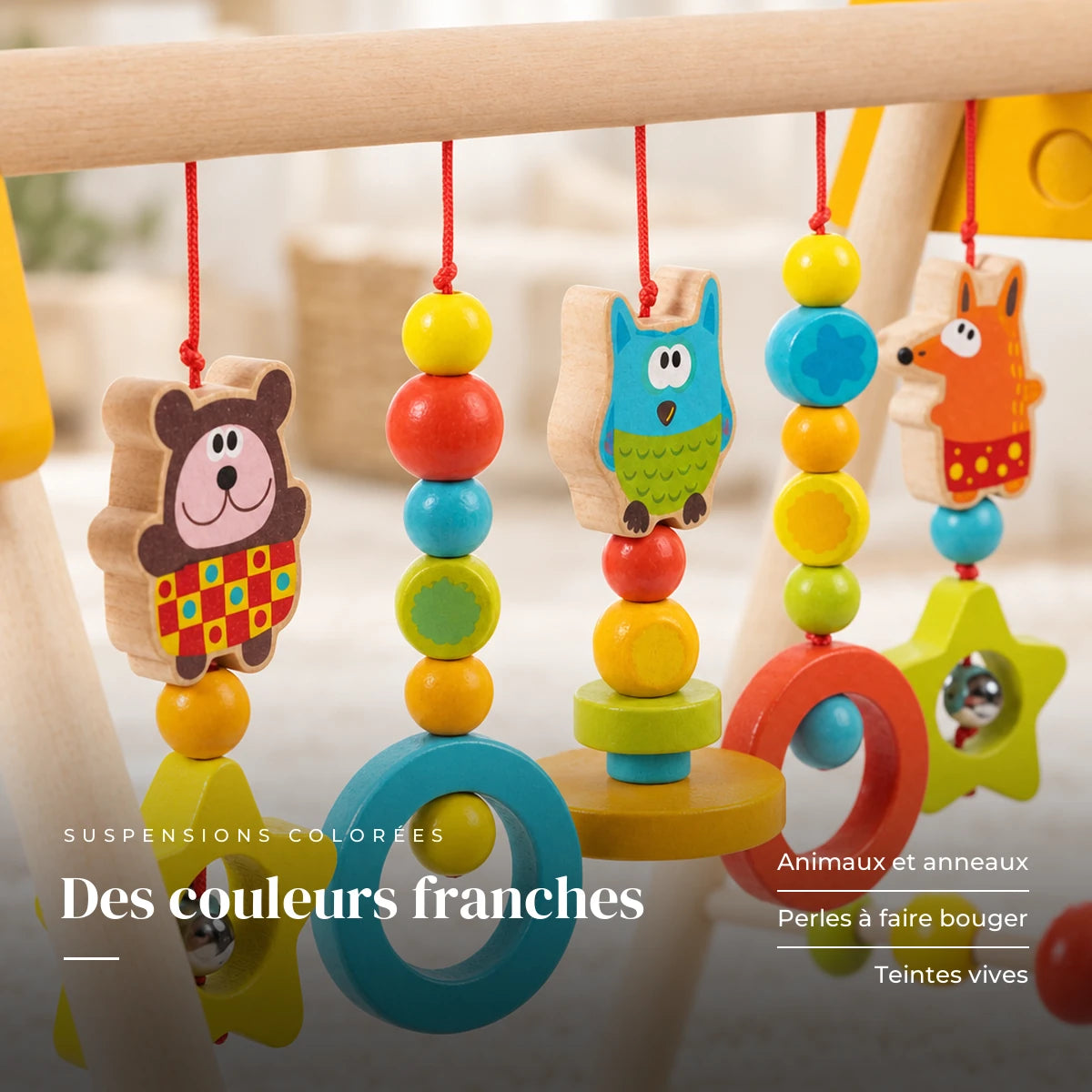Gros plan sur les jouets suspendus : Arche d'éveil en bois - Jouets Colorés