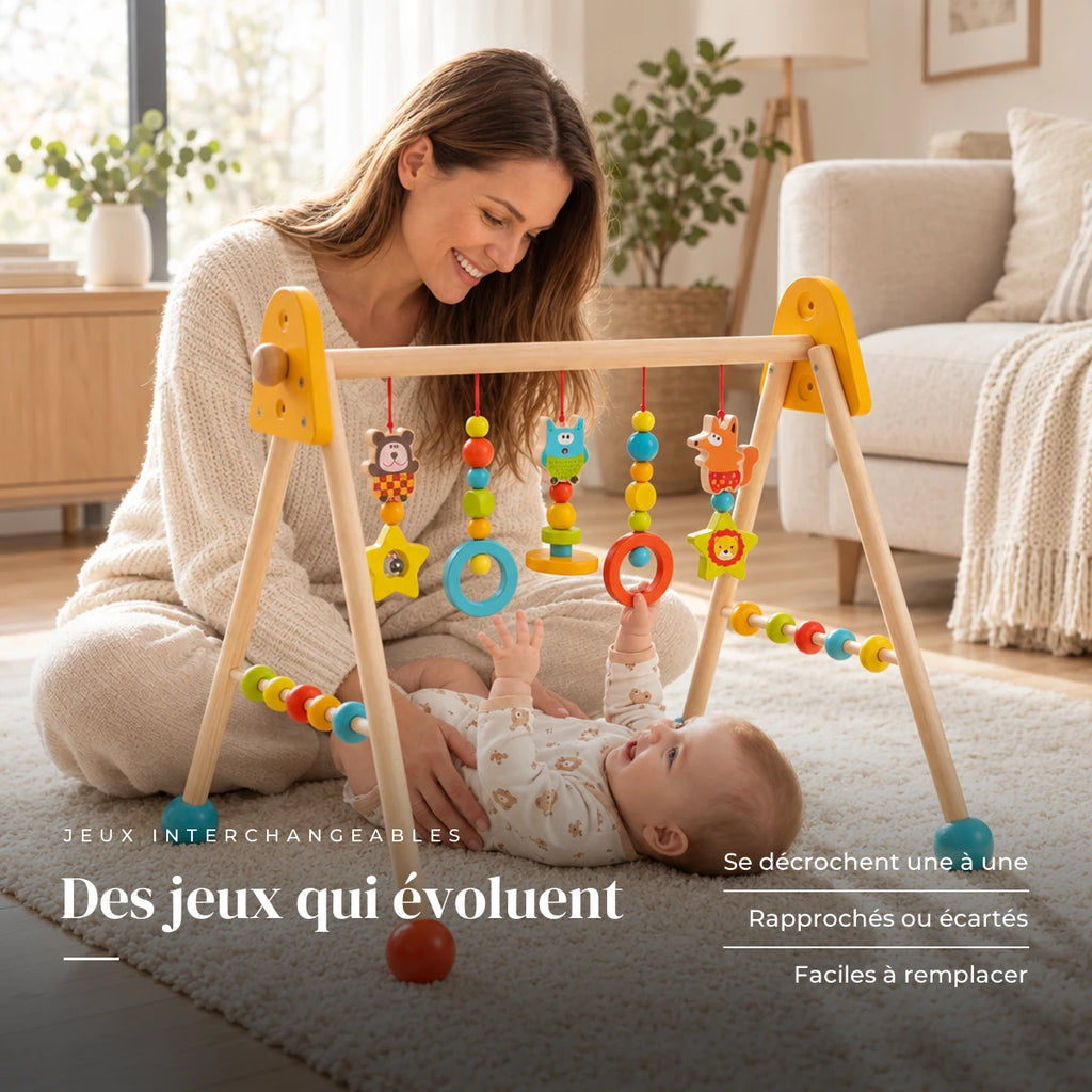 Un parent regarde son bébé jouer : Arche d'éveil en bois - Jouets Colorés
