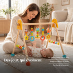 Un parent regarde son bébé jouer : Arche d'éveil en bois - Jouets Colorés