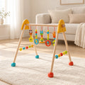 Arche d'éveil en bois - Jouets Colorés dans un salon lumineux, sur un tapis crème