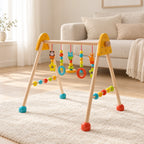 Arche d'éveil en bois - Jouets Colorés dans un salon lumineux, sur un tapis crème