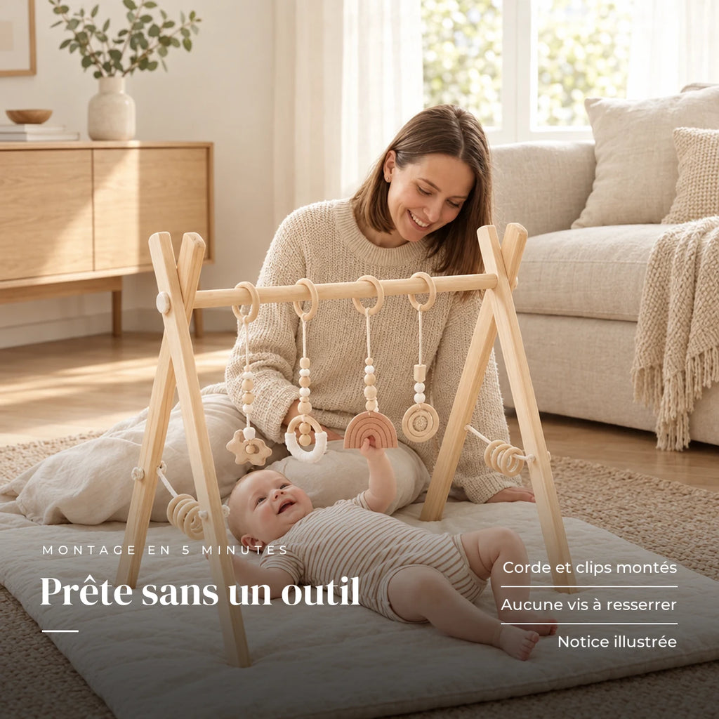 Un parent regarde son bébé jouer : Arche d'éveil en bois