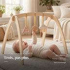 Bébé allongé sur le dos qui attrape un jouet suspendu : Arche d'éveil en bois - Triple Jouets