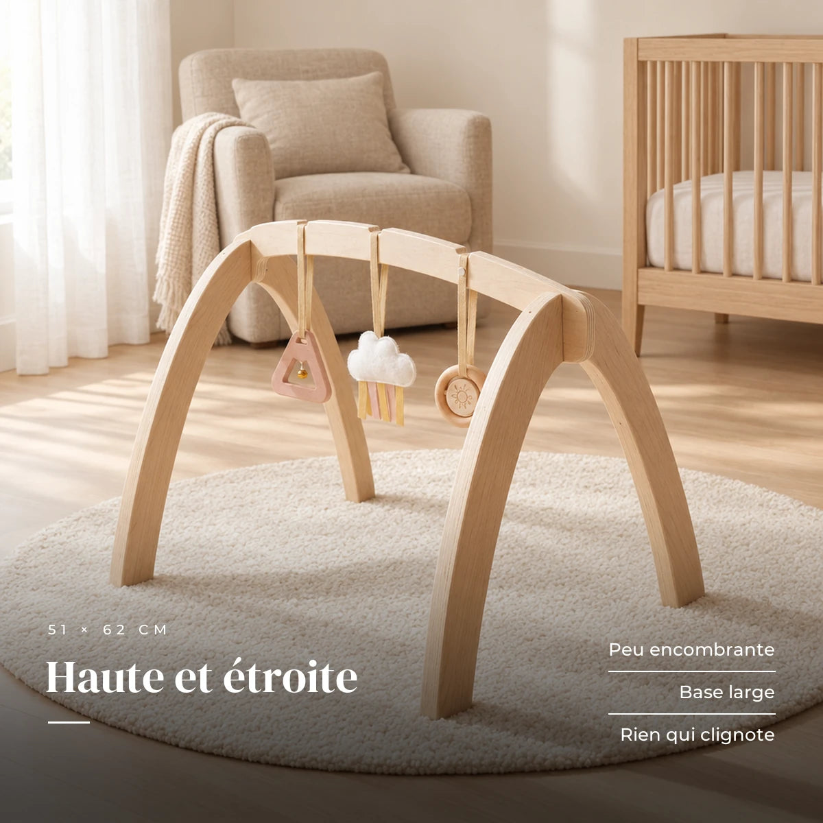 Arche d'éveil en bois - Triple Jouets dans une chambre de bébé claire