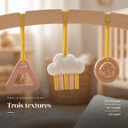 Gros plan sur les jouets suspendus : Arche d'éveil en bois - Triple Jouets