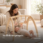 Un parent regarde son bébé jouer : Arche d'éveil en bois - Triple Jouets